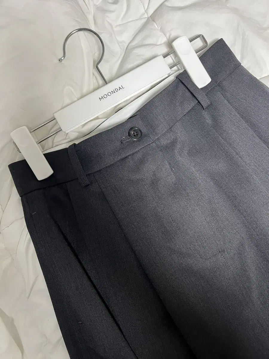 문달 24SS Bud skirt in Charcoal